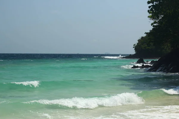 Tropisk ö, Koh Hey, Thailand. Kristallklara blå havet, vit sand och stenar. Paradis semester plats. — Stockfoto