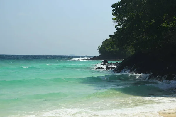 Île tropicale, Koh Hey, Thaïlande. Mer bleue cristalline, sable blanc et rochers. Paradis vacances spot . — Photo