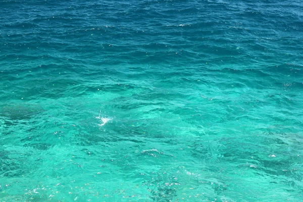 Tropik ada, Koh Hey, Tayland. Berrak mavi Denizi, beyaz kum ve kaya. Paradise tatil. — Stok fotoğraf