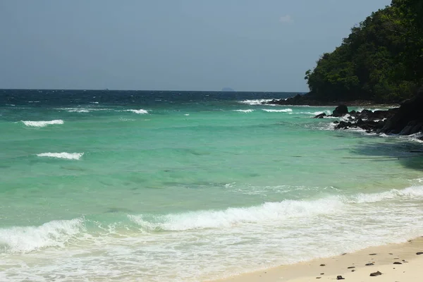 Île tropicale, Koh Hey, Thaïlande. Mer bleue cristalline, sable blanc et rochers. Paradis vacances spot . — Photo