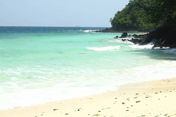 Tropisk ö, Koh Hey, Thailand. Kristallklara blå havet, vit sand och stenar. Paradis semester plats. — Stockfoto