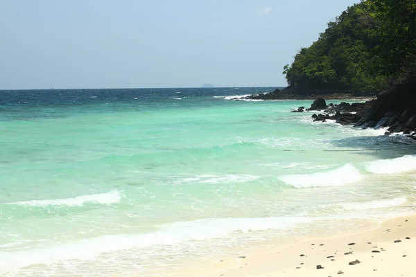 Ilha tropical, Koh Hey, Tailândia. Mar azul cristalino, areia branca e rochas. Paraíso local de férias . — Fotografia de Stock