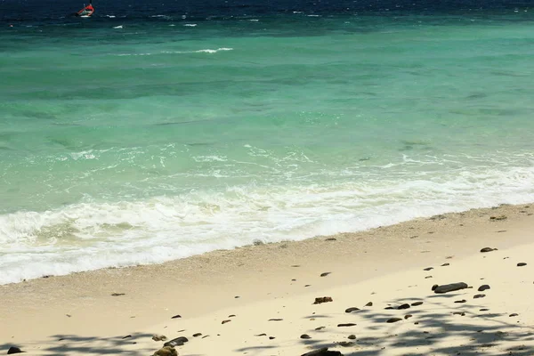 Île tropicale, Koh Hey, Thaïlande. Mer bleue cristalline, sable blanc et rochers. Paradis vacances spot . — Photo