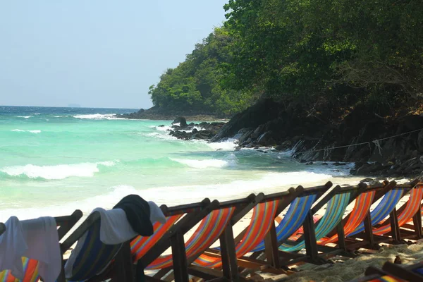 Tropische Insel, koh hey, Thailand. Kristallklares blaues Meer, weißer Sand und Felsen. Paradiesischer Urlaubsort. — Stockfoto