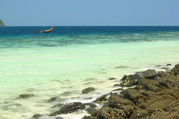 Tropische Insel, koh hey, Thailand. Kristallklares blaues Meer, weißer Sand und Felsen. Paradiesischer Urlaubsort. — Stockfoto