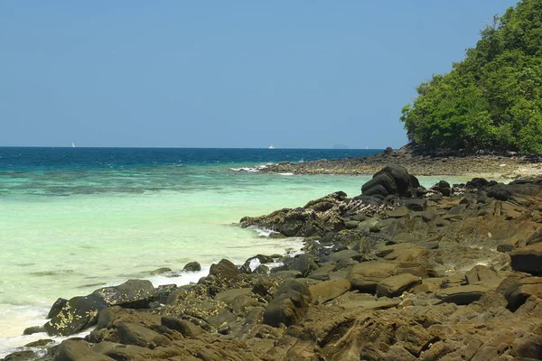 Tropische Insel, koh hey, Thailand. Kristallklares blaues Meer, weißer Sand und Felsen. Paradiesischer Urlaubsort. — Stockfoto