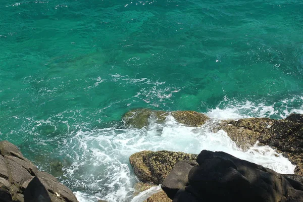 Tropik ada, Koh Hey, Tayland. Berrak mavi Denizi, beyaz kum ve kaya. Paradise tatil.