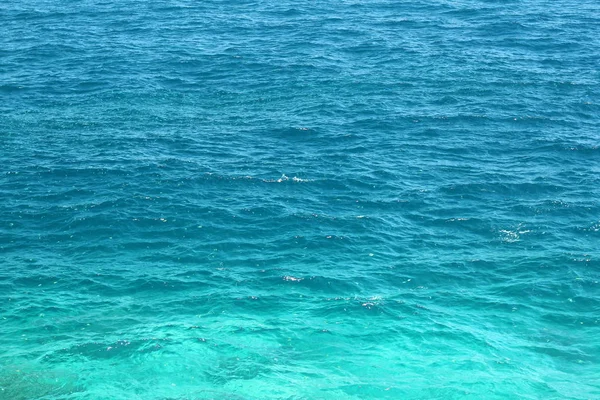 Tropik ada, Koh Hey, Tayland. Berrak mavi Denizi, beyaz kum ve kaya. Paradise tatil.