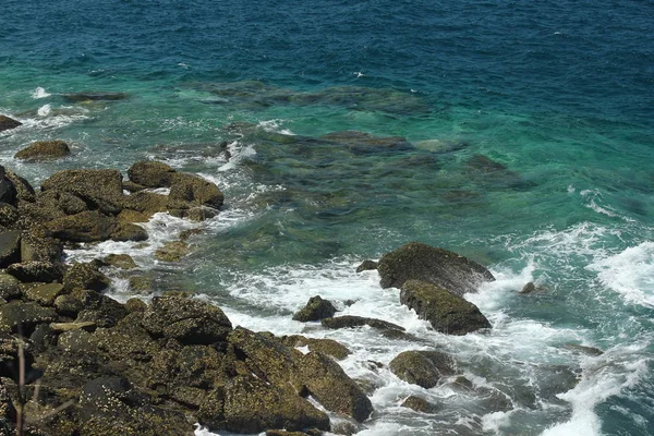 Isla tropical, Koh Hey, Tailandia. Mar azul cristalino, arena blanca y rocas. Paraíso lugar de vacaciones . — Foto de Stock