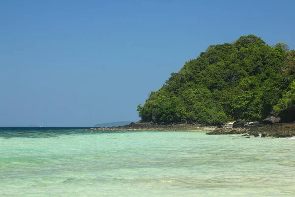 Tropisk ö, Koh Hey, Thailand. Kristallklara blå havet, vit sand och stenar. Paradis semester plats. — Stockfoto