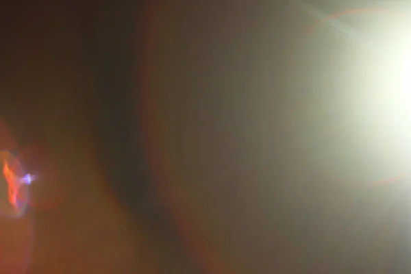 Fundo abstrato - flashes de luz e bokeh. Raios solares. Sombras. A lente pisca em um fundo preto para uso como uma camada de textura em seu projeto. Adicionar como camada "Iluminar" para adicionar flashes de luz a qualquer imagem . — Fotografia de Stock