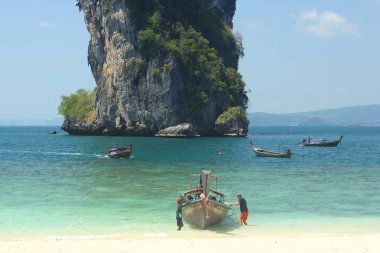 Poda Island, Tayland - 11 Şubat 2017: Koh Poda görünümünden Ma Tang Ming Rock Andaman Denizi, Krabi il, Tayland uzun kuyruklu tekne ile.