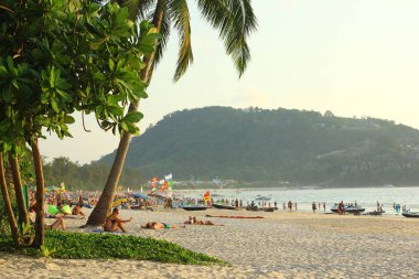 Phuket, Tayland, Thailand, Patong - 14 Şubat 2017: Kalabalıklar kimliği belirsiz kişi Patong plaj rahatlatıcı, Patong Phuket Adası batı kıyısında bulunan ünlü plajı biridir.