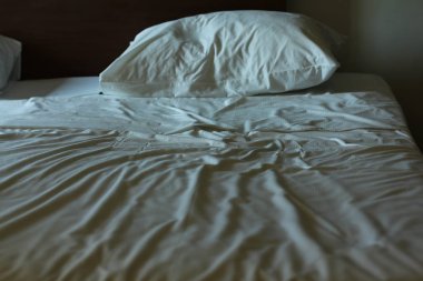 Sabah iki yastık ile dağınık boş yatak buruşuk