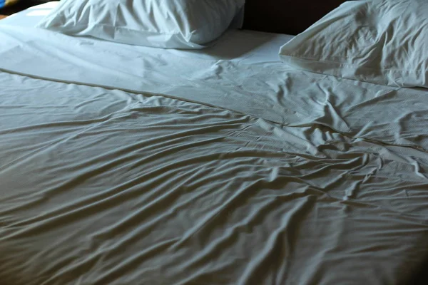 早晨皱巴巴的空床, 两个枕头 — 图库照片