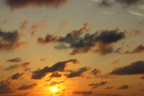 ดวงอาทิตย์ตกที่ชายหาดทะเลอันดามัน ภูเก็ต ประเทศไทย — ภาพถ่ายสต็อก