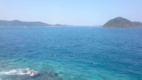 Tropisch eiland, Koh he, Thailand. Kristal helder blauwe zee, witte zand en rotsen. Paradijs vakantie plek. — Stockvideo