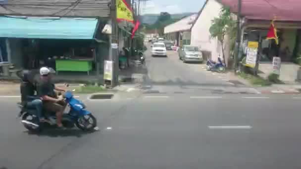 TAILANDIA, PHUKET - 07 DE MARZO DE 2017: Timelapse.POV Calles de Phuket desde una ventana de autobús. Chalong, Phuket, Tailandia — Vídeo de stock
