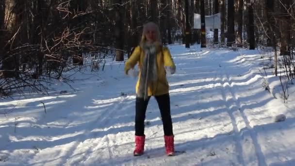 Winter and fall cardio exercise - Hiking woman squats and walks, doing her workout outside. — Stock Video