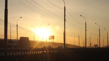 Günbatımında şehir karayolu trafik. Gün batımından parlama ile ışık.