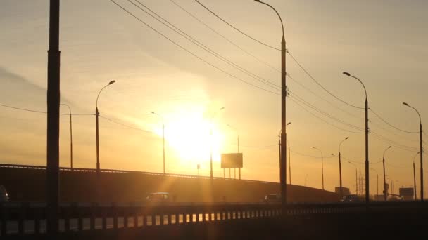 Verkehr auf der Stadtautobahn bei Sonnenuntergang. Sonnenuntergang mit Fackel. — Stockvideo