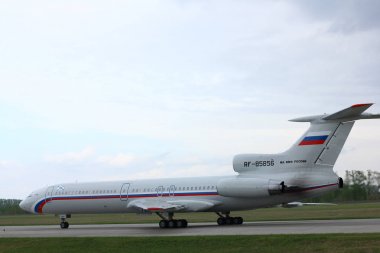 Novosibirsk Rusya, 14 Mayıs: Tupolev Tu-154 Rf-85856 Rusya Donanması, Novosibirsk Tolmachevo havaalanından kalkış için Taksilemek işletilmektedir. 14 Mayıs 2017 Novosibirsk Rusya'da