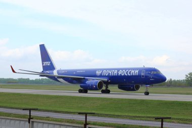 Novosibirsk - 14 Mayıs: Kargo uçağı Tupolev Tu-204 Ra-Novosibirsk Tolmachevo Havaalanı'nda iniş sonra Taksilemek 64051 Aviastar - Tu Airlines (Rus Post üniforma). 14 Mayıs 2017 Novosibirsk Rusya'da