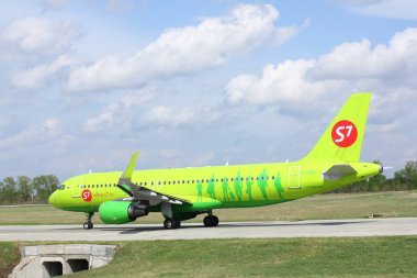 Novosibirsk - 14 Mayıs: Airbus A320 Vp-çukuru Novosibirsk Tolmachevo Havaalanı pist için Taksilemek S7 havayolu. 14 Mayıs 2017 Novosibirsk Rusya'da
