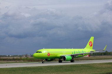 Novosibirsk - 14 Mayıs: Airbus A320 Vp-çukuru Novosibirsk Tolmachevo Havaalanı pist için Taksilemek S7 havayolu. 14 Mayıs 2017 Novosibirsk Rusya'da