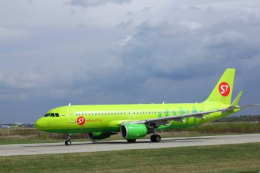 Novosibirsk - 14 Mayıs: Airbus A320 Vp-çukuru Novosibirsk Tolmachevo Havaalanı pist için Taksilemek S7 havayolu. 14 Mayıs 2017 Novosibirsk Rusya'da