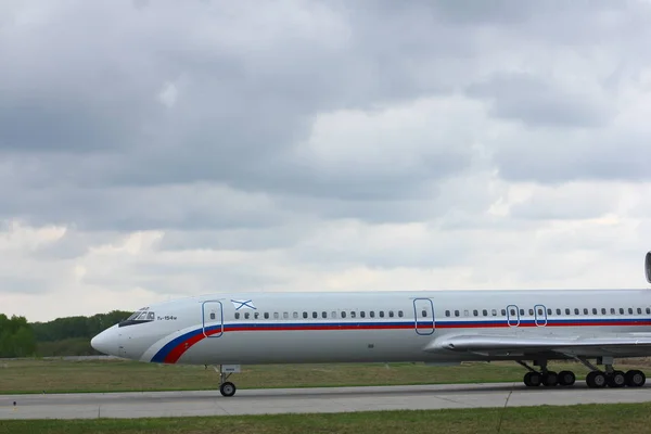 NOVOSIBIRSK Rússia, 14 de maio: Tupolev Tu-154 RF-85856 operou a Marinha da Rússia, taxiing to take-off at Novosibirsk Tolmachevo Airport. Maio 14, 2017 em Novosibirsk Rússia — Fotografia de Stock