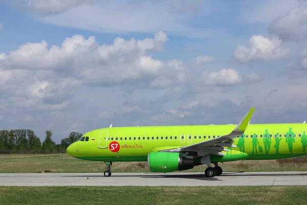 NOVOSIBIRSK - 14 de mayo: Airbus A320 VP-BOG de las aerolíneas S7 que viajan a la pista en el aeropuerto Novosibirsk Tolmachevo. 14 de mayo de 2017 en Novosibirsk Rusia —  Fotos de Stock