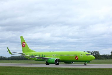 Novosibirsk - 10 Haziran: Boeing 737-800 Vq-Brp Novosibirsk Tolmachevo havaalanında Taksilemek S7 Airlines. 10 Haziran 2017 Novosibirsk Rusya'da