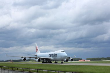 Novosibirsk - 10 Haziran: Novosibirsk Tolmachevo Havaalanı pist üzerinden Taksilemek Cargolux Airlines Boeing 747 Lx-un. 10 Haziran 2017 Novosibirsk Rusya'da