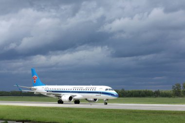 Novosibirsk - 10 Haziran: Çin Güney Embraer 190 B-3199 Novosibirsk Tolmachevo Havaalanı pist Taksilemek. 10 Haziran 2017 Novosibirsk Rusya'da