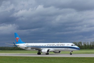 Novosibirsk - 10 Haziran: Çin Güney Embraer 190 B-3199 Novosibirsk Tolmachevo Havaalanı pist Taksilemek. 10 Haziran 2017 Novosibirsk Rusya'da