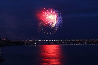 Novosibirsk, Rusya Federasyonu - 25 Haziran: Fireworks uygulamasında Novosibirsk, 20174 14 Festivali. Şehir, Novosibirsk için 124 yıllık kapanış günü. OB dolgu, 25 Haziran 2017, Novosibirsk, Rusya Federasyonu. 