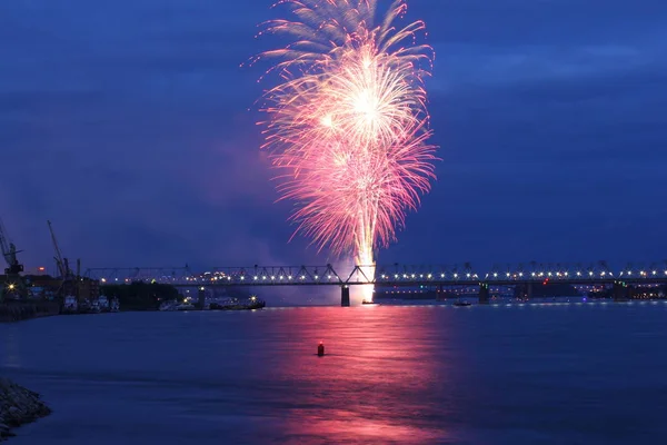 Festival de fogos de artifício coloridos no rio . — Fotografia de Stock
