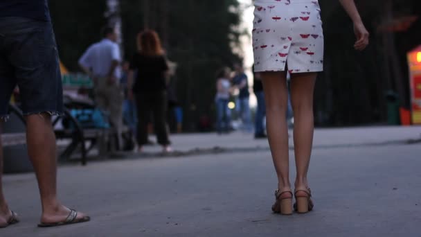 Pernas femininas a dançar salsa. Pessoas dançando no parque da cidade à noite. Movimento de salsa sexy. Foco seletivo . — Vídeo de Stock