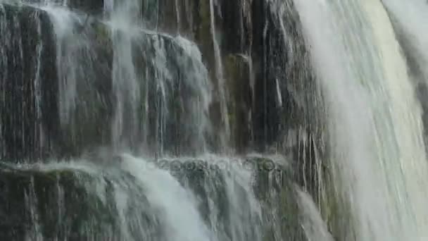 Petite cascade. Gros plan sur l'écoulement de l'eau . — Video