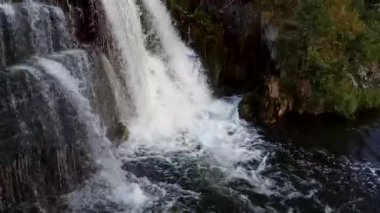 Küçük şelale. Akan su yakın çekim. 