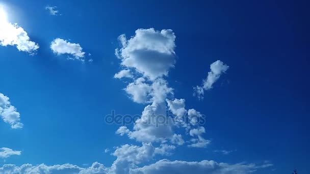 Birth of clouds in the blue sky. Timelapse. — Stock Video