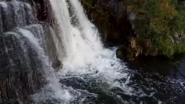 Невеликий водоспад. Крупним планом тече вода. — стокове відео