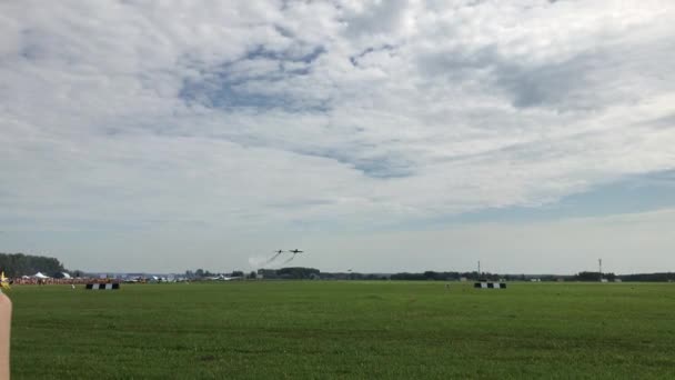 Novosibirsk - srpen 06: Mochishe letiště. Skupina lehkých letadel ukazuje akrobatický výkon. Kreslí s kouřem v modré obloze. 06. srpna 2017, Novosibirsk, Rusko. — Stock video