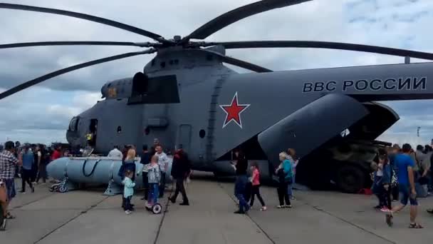 Novosibirsk - 26 Aug.: Internationale militair-technisch Forum "Leger-2017" in Novosibirsk Tolmatsjovo Airport. Militaire helikopter Mi-26. Novosibirsk, Rusland, 26 augustus 2017 — Stockvideo