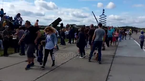 NOVOSIBIRSK - AUG. 26: International military-technical Forum "ARMY-2017" at Novosibirsk Tolmachevo Airport. Crowds of tourists walk among military equipment. August 26, 2017 in Novosibirsk Russia — Stock Video