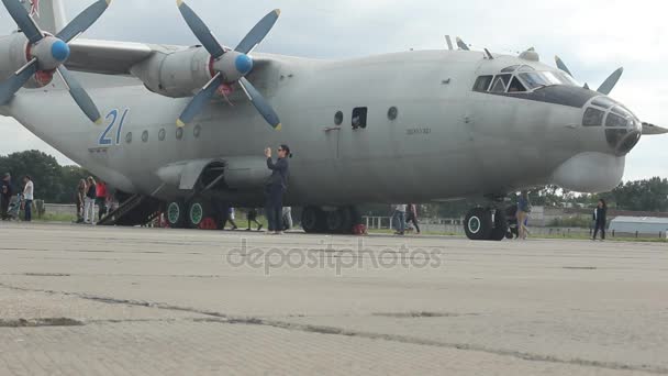 NOVOSIBIRSK - 26 de agosto: Fórum técnico-militar internacional "ARMY-2017" no Aeroporto Novosibirsk Tolmachevo. Turboélice militar de carga pesada An-12. 26 de agosto de 2017 em Novosibirsk Rússia — Vídeo de Stock