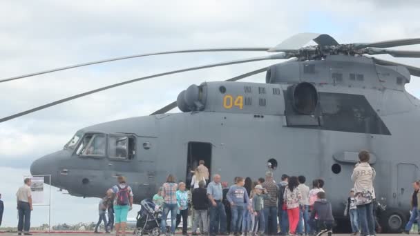Novosibirsk - 26 Aug.: Internationella militär-tekniskt Forum ”Army-2017” på Novosibirsk Tolmatjovo flygplats. Militär helikopter Mi-26. 26 augusti 2017 i Novosibirsk Ryssland — Stockvideo