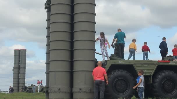 NOVOSIBIRSK - AUG. 26: International military-technical Forum "ARMY-2017" at Novosibirsk Tolmachevo Airport. Crowd tourists on S-300 anti-aircraft missile system. August 26, 2017 in Novosibirsk Russia — Stock Video