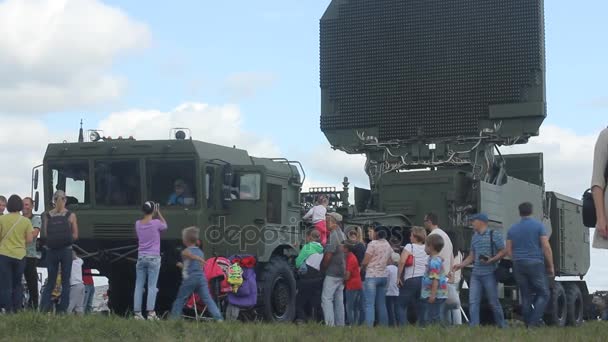 NOVOSIBIRSK - 26 AUG: Forumul militar-tehnic internațional "ARMY-2017" la Aeroportul Novosibirsk Tolmachevo. Mulțimi de turiști merg printre echipamentele militare. August 26, 2017 în Novosibirsk Rusia — Videoclip de stoc